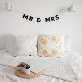 Гирлянда "MR & MRS"