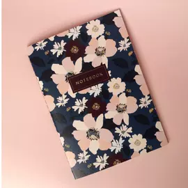 Тетрадь нелинованная Dark blue flowers А5 24л 90 г, золотое тиснение, бумага слоновая кость сшивка