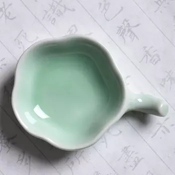 Тушечница с ручкой-подставкой для кисти "Цветок сливы" цвет: бледно-зеленый