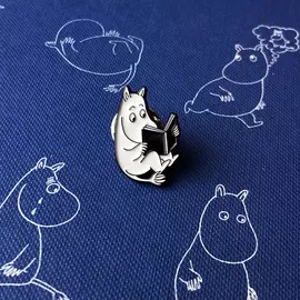 Значок эмалированный "Муми-тролли" Муми-тролль с книгой