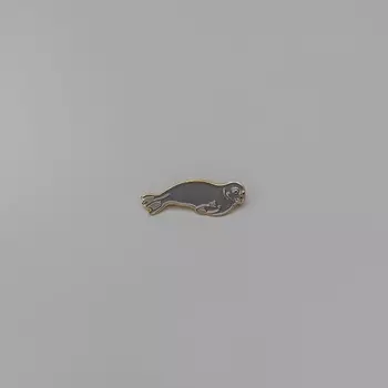 Значок эмалированный Нерпа (серая)