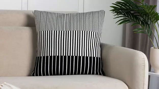 Наволочка декоративная Universal, цвет черно-белые полосы