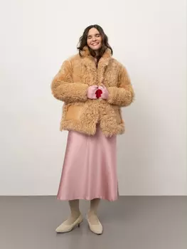 Бежевая шуба с накладными карманами