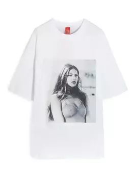 Футболка со спущенной линией плеч. Изделие из мягкого хлопка украшено фотографией итальянской актрисы Орнеллы Мути.