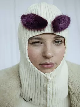 Молочная балаклава с фиолетовыми бровями