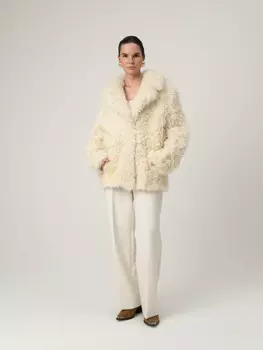 Молочная шуба с накладными карманами