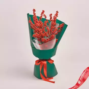 Букет из 3 илексов в зеленой упаковке