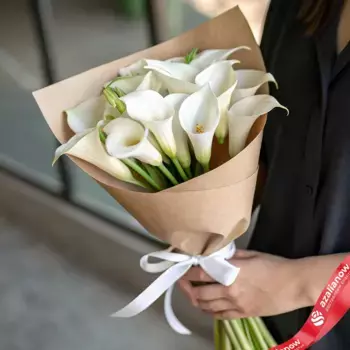 Букет 15 белых калл в крафте, с белой лентой