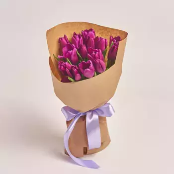 Букет 15 фиолетовых тюльпанов в крафте