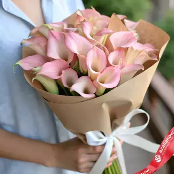 Букет 15 розовых калл в крафте, с белой лентой