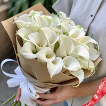 Букет 25 белых калл в крафте, с белой лентой