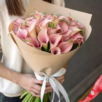 Букет 25 розовых калл в крафте, с белой лентой