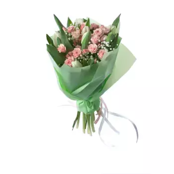 Букет 7 розовых роз, 6 белых тюльпанов и гипсофил