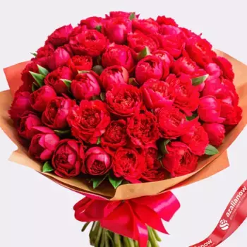 Букет из 101 красного пиона в крафте