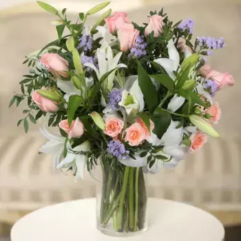 Букет из 10 роз, 3 лилий и статицы «Дух праздника»