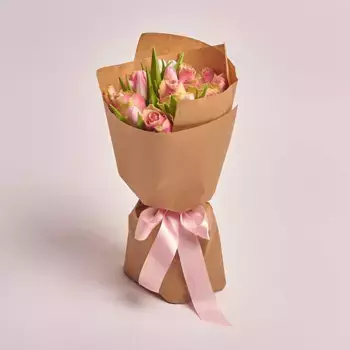 Букет из 10 розовых тюльпанов и 9 роз в крафте