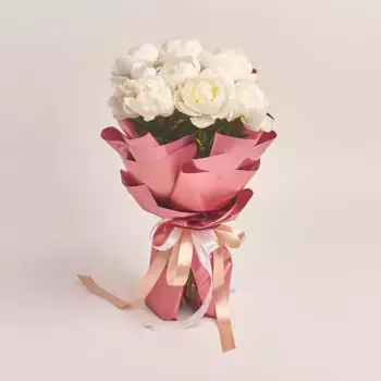 Букет из 11 белых пионов в розовой бумаге