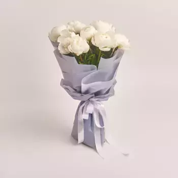 Букет из 11 белых пионов в светло-сиреневой бумаге