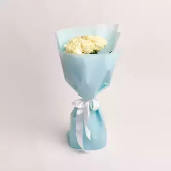 Букет из 11 белых роз в голубой пленке