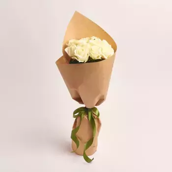 Букет из 11 белых роз в крафте