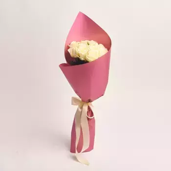 Букет из 11 белых роз в розовой бумаге