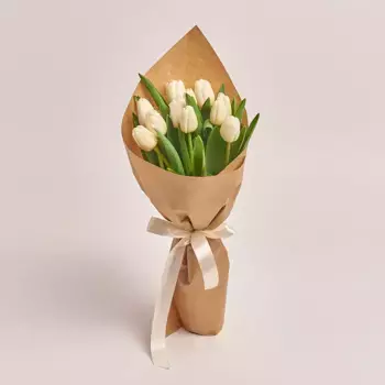 Букет из 11 белых тюльпанов в крафте