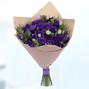 Букет из 11 фиолетовых лизиантусов в крафте