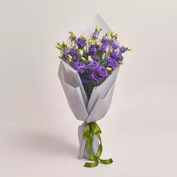 Букет из 11 фиолетовых лизиантусов в серой пленке