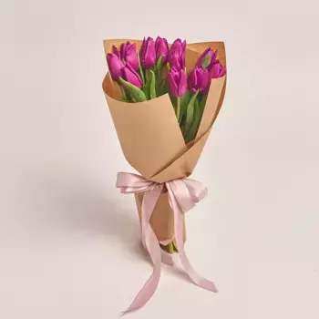 Букет из 11 фиолетовых тюльпанов в крафте