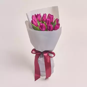 Букет из 11 фиолетовых тюльпанов в серой пленке