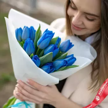 Букет из 11 голубых тюльпанов в белой пленке, Россия