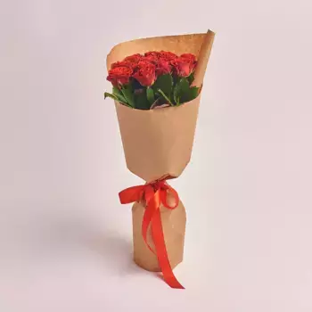 Букет из 11 коралловых роз в крафте «Классический»