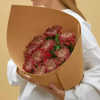 Букет из 11 красных хризантем «Дубай»