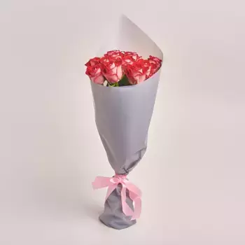Букет из 11 красных роз в серой пленке