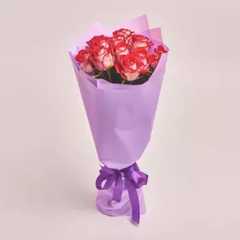 Букет из 11 красных роз в светло-сиреневой бумаге