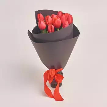Букет из 11 красных тюльпанов в черной бумаге
