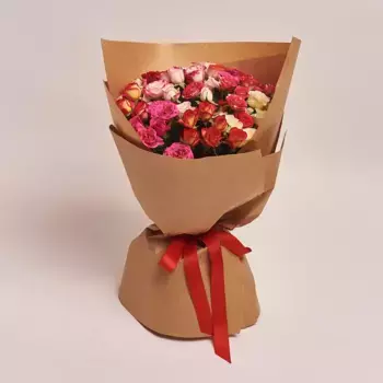 Букет из 11 кустовых роз микс в крафте