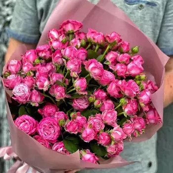 Букет из 11 кустовых розовых роз в крафте с лентой