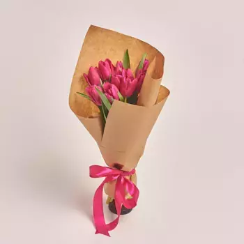 Букет из 11 малиновых тюльпанов в крафте