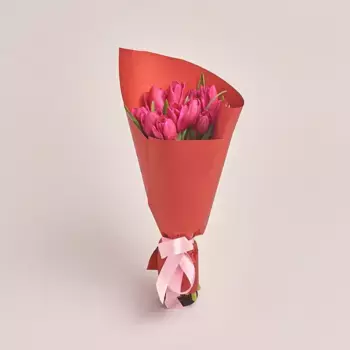 Букет из 11 малиновых тюльпанов в оранжевой бумаге