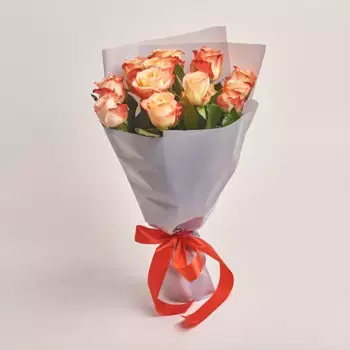Букет из 11 оранжевых роз в серой пленке
