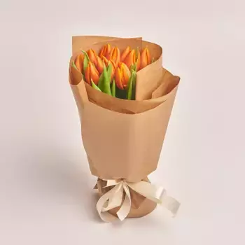 Букет из 11 оранжевых тюльпанов в крафте