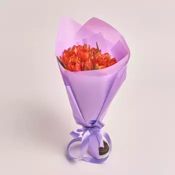 Букет из 11 пионовидных красных тюльпанов в фиолетовой пленке