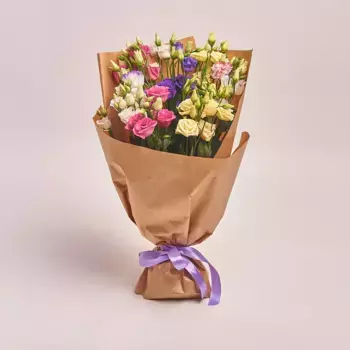 Букет из 11 разноцветных лизиантусов в крафте