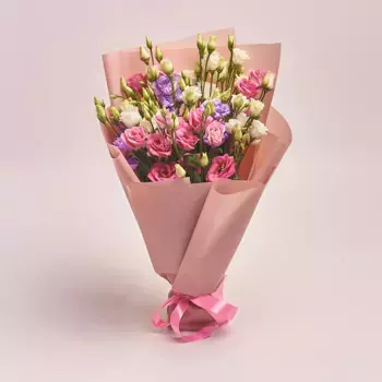 Букет из 11 разноцветных лизиантусов в розовой бумаге