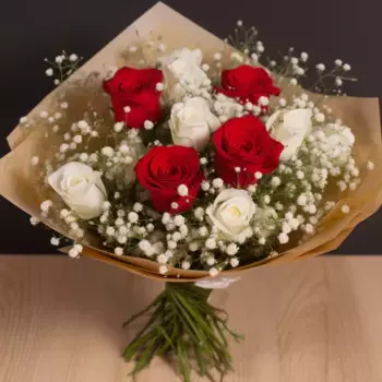 Букет из 11 роз и гипсофил в крафте