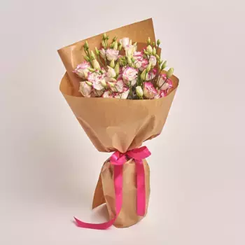 Букет из 11 розовых лизиантусов в крафте