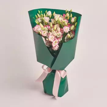 Букет из 11 розовых лизиантусов в зеленой бумаге