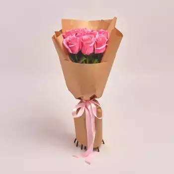Букет из 11 розовых роз в крафте