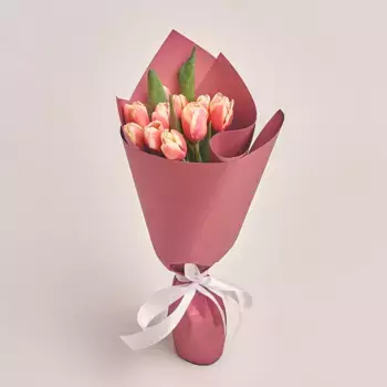 Букет из 11 розовых тюльпанов в розовой бумаге